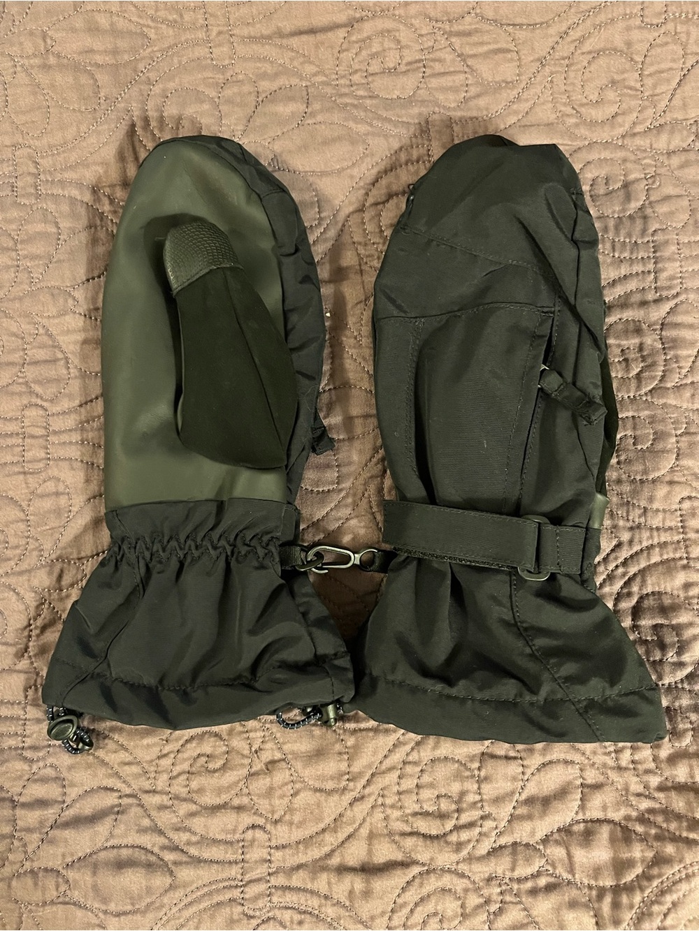 Lands’ End black Mittens. Youth large
